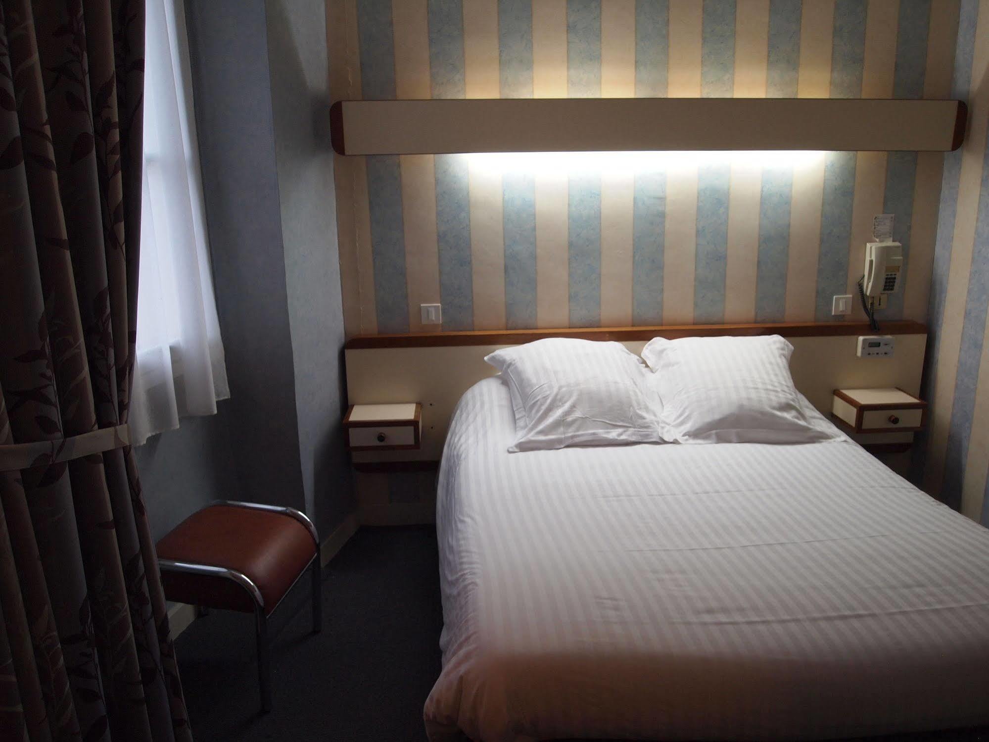 Hotel Le Petit Billot Vitre  Bagian luar foto